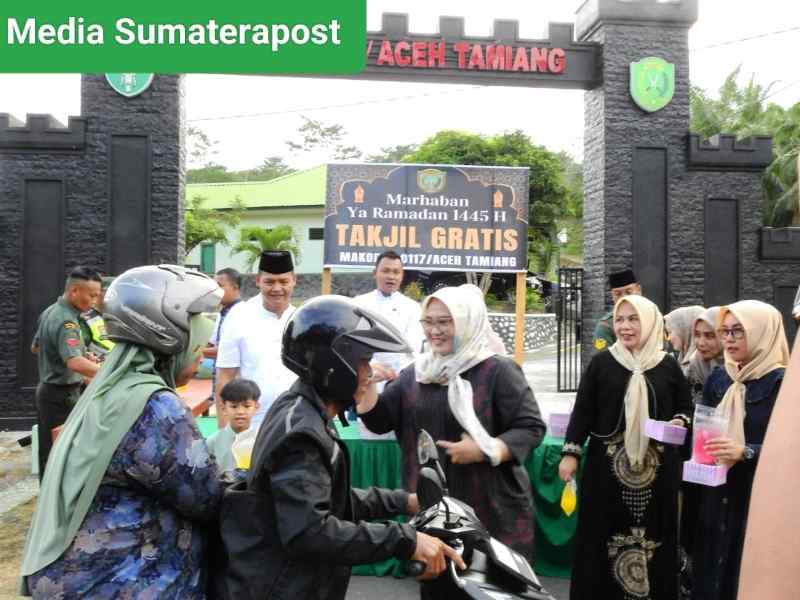 Tebar Berkah Ramadhan, Kodim 0117/Atam Rutin Membagikan Takjil kepada Masyarakat Tebar Berkah Ramadhan, Kodim 0117/Atam Rutin Membagikan Takjil kepada Masyarakat