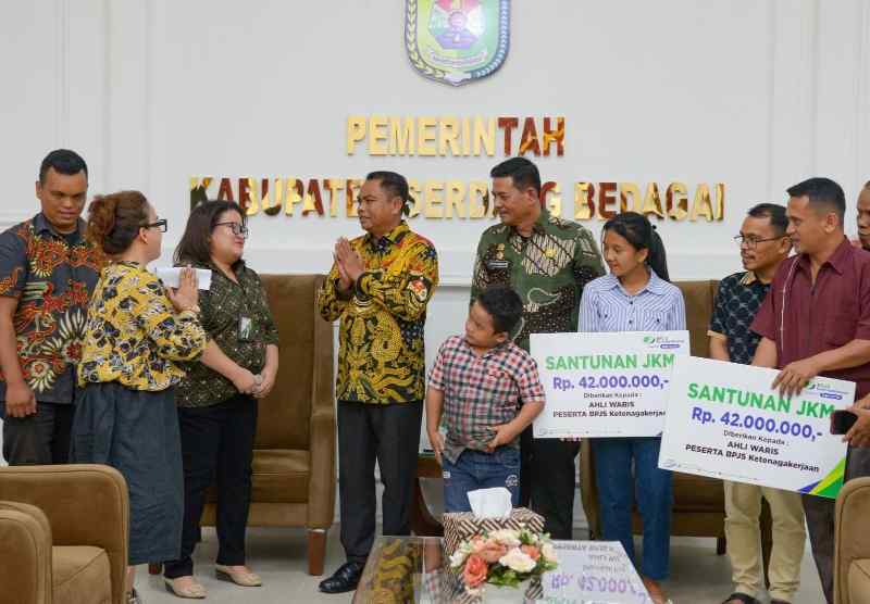 Bupati Sergai Serahkan Santunan Jaminan Kematian BPJS Tk Bupati Sergai Serahkan Santunan Jaminan Kematian BPJS Tk