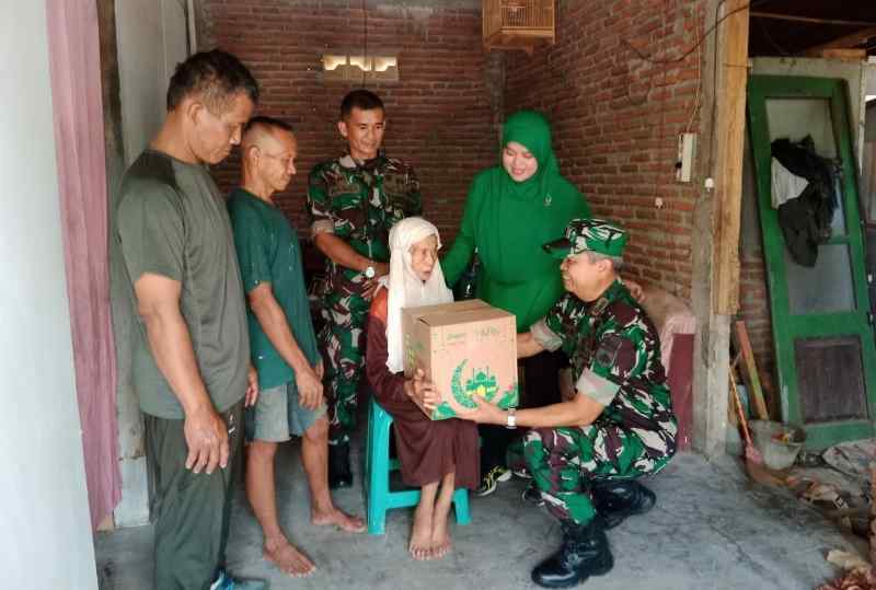 Wujud Kepedulian, Kapten Inf Jurizal Berikan Bingkisan Lebaran Kepada Para Janda Kurang Mampu Wujud Kepedulian, Kapten Inf Jurizal Berikan Bingkisan Lebaran Kepada Para Janda Kurang Mampu