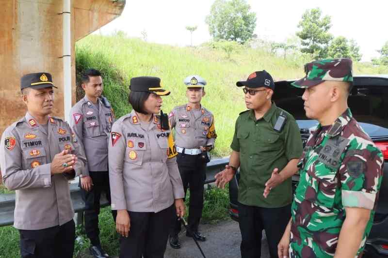 Kapolres Pesawaran Berkaloborasi Bersama Dandim 0421/LS Laksanakan Patroli & Cek Fly Over Ruas Jalan Tol Kapolres Pesawaran Berkaloborasi Bersama Dandim 0421/LS Laksanakan Patroli & Cek Fly Over Ruas Jalan Tol