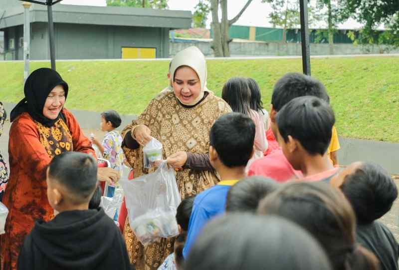 Ibu Riana Sari Bersama DWP Sekretariat DPRD dan Biro Perekonomian Gelar Gerakan “Beli dan Bagi” Ibu Riana Sari Bersama DWP Sekretariat DPRD dan Biro Perekonomian Gelar Gerakan “Beli dan Bagi”