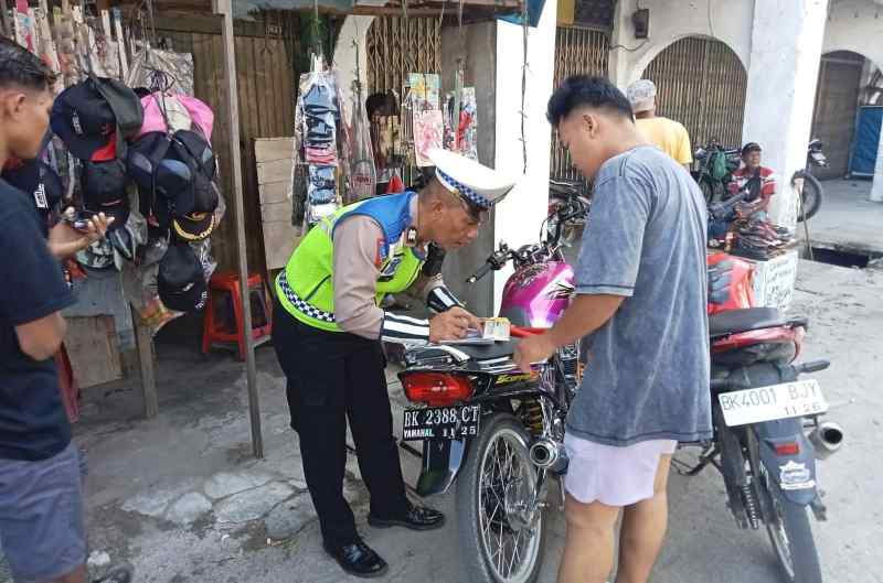 Kasat Lantas Polres Sergai Pimpin Patroli Hunting, Tindak Tegas Pengendara Gunakan Knalpot Brong Kasat Lantas Polres Sergai Pimpin Patroli Hunting, Tindak Tegas Pengendara Gunakan Knalpot Brong