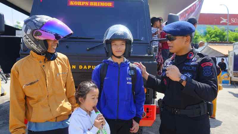 Satbrimob Polda Lampung Sediakan Layanan Makanan dan Minuman Bagi Para Pemudik Satbrimob Polda Lampung Sediakan Layanan Makanan dan Minuman Bagi Para Pemudik