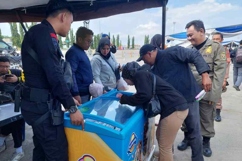 Es Cream Brimob Diserbu Pemudik Motor di Pelabuhan Panjang Es Cream Brimob Diserbu Pemudik Motor di Pelabuhan Panjang