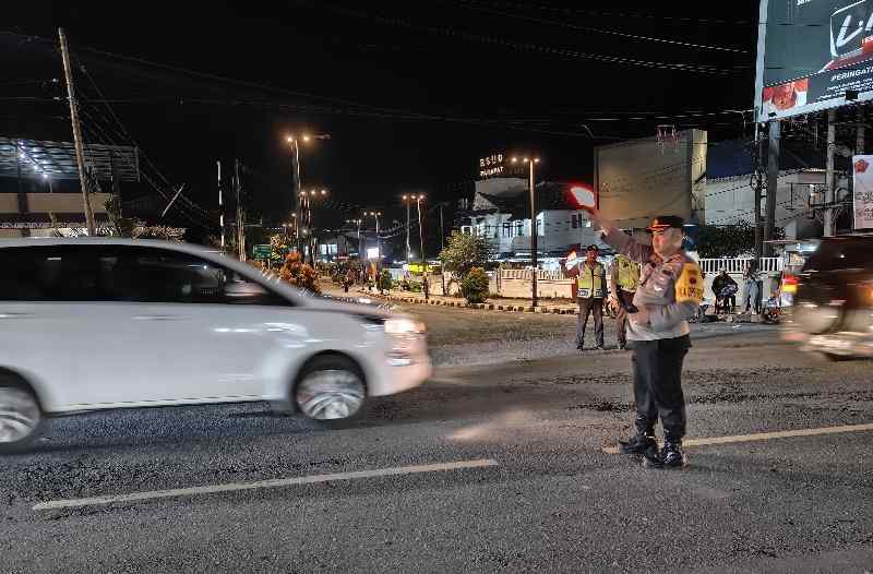 Kapolres Simalungun Pimpin Langsung Pengaturan Arus Lalu Lintas Sampai Larut Malam Kapolres Simalungun Pimpin Langsung Pengaturan Arus Lalu Lintas Sampai Larut Malam