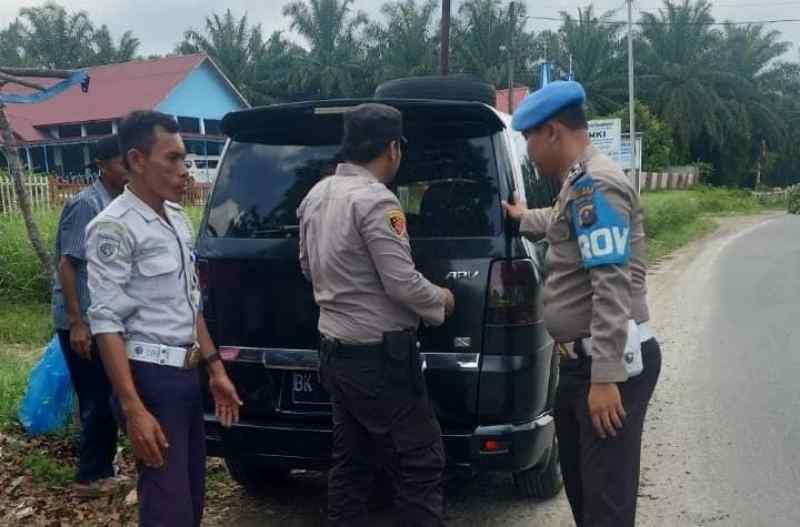 Operasi Ketupat Toba 2024, Polres Simalungun Bantu Pengendara Mogok Operasi Ketupat Toba 2024, Polres Simalungun Bantu Pengendara Mogok