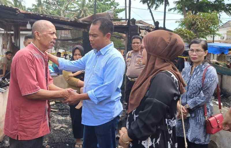 Bupati Sergai Membantu Korban Kebakaran Bupati Sergai Membantu Korban Kebakaran