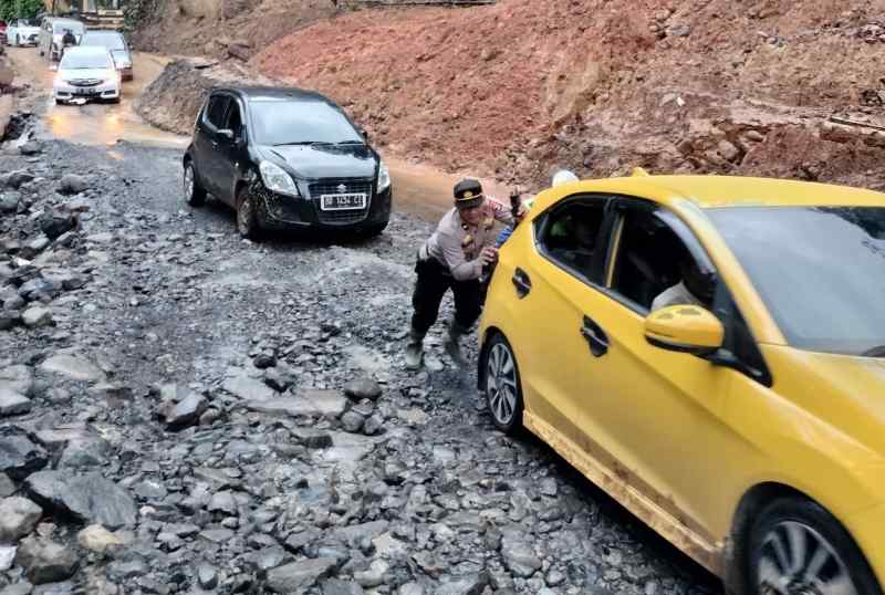 Polisi Berjibaku Mengatur Lalu Lintas di Lokasi Longsor Km 17 di Lampung Barat Polisi Berjibaku Mengatur Lalu Lintas di Lokasi Longsor Km 17 di Lampung Barat