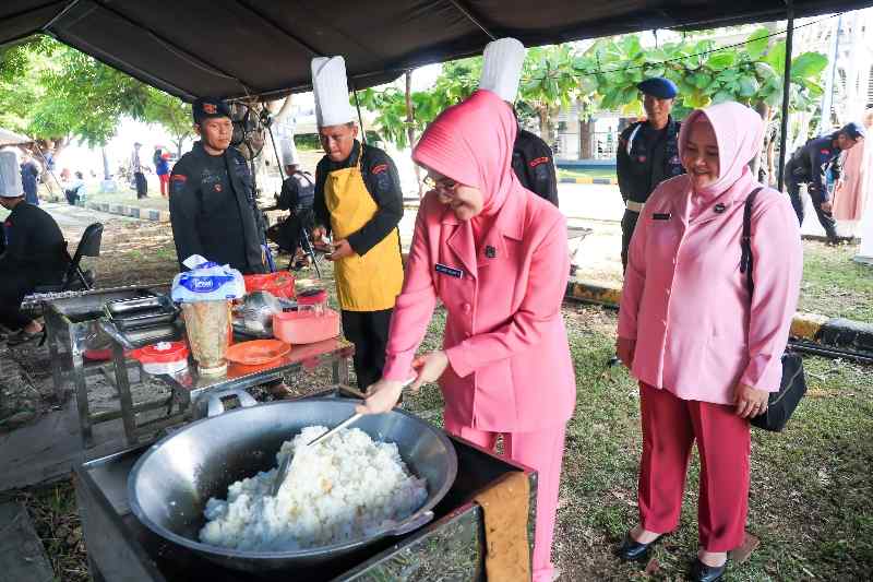 Bhayangkari Daerah Lampung Bagikan Makanan Gratis ke Pemudik Bhayangkari Daerah Lampung Bagikan Makanan Gratis ke Pemudik