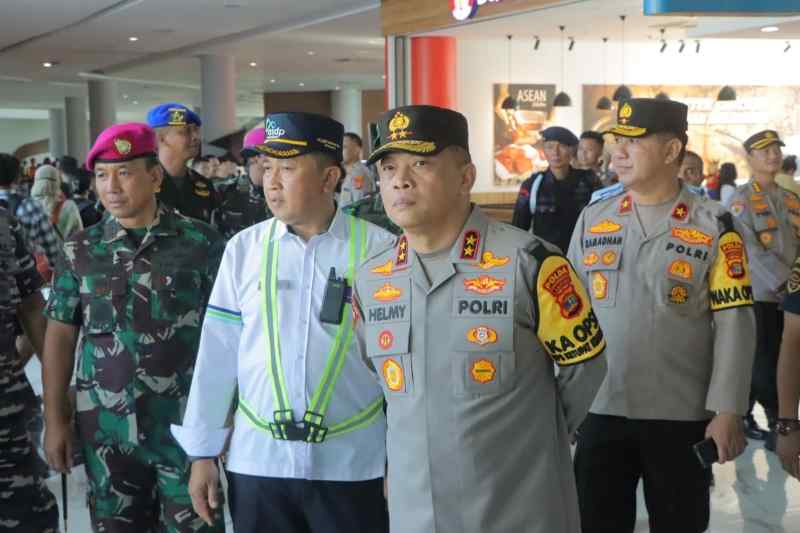 Pastikan Kondisi Pelabuhan Bakauheni Aman, TNI-Polri Sapa Pemudik Pastikan Kondisi Pelabuhan Bakauheni Aman, TNI-Polri Sapa Pemudik