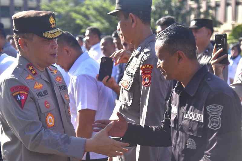 Kapolda Lampung Gelar Halal Bihalal Bersama Personil Usai Apel Pagi Kapolda Lampung Gelar Halal Bihalal Bersama Personil Usai Apel Pagi