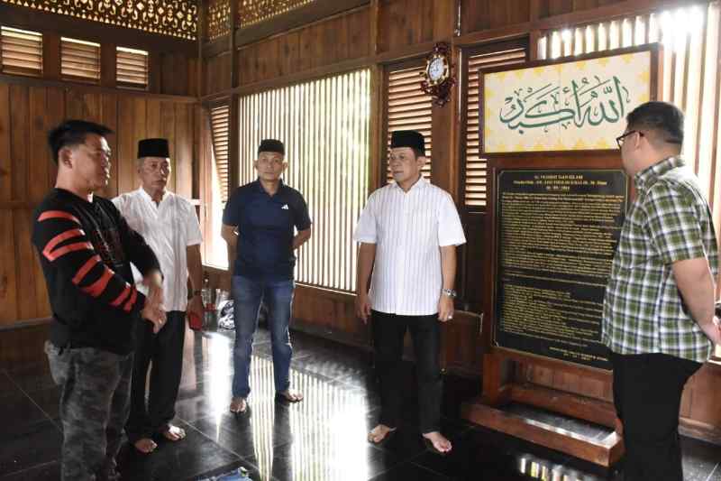 Pj Bupati Tubaba Lakukan Ziarah Ke Makam Raja-raja Di Tiyuh Pagar Dewa Pj Bupati Tubaba Lakukan Ziarah Ke Makam Raja-raja Di Tiyuh Pagar Dewa