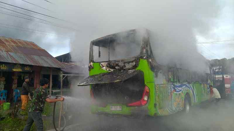 Bus Pariwisata Bawa 42 Orang Pelajar Terbakar di Tigarunggu Bus Pariwisata Bawa 42 Orang Pelajar Terbakar di Tigarunggu