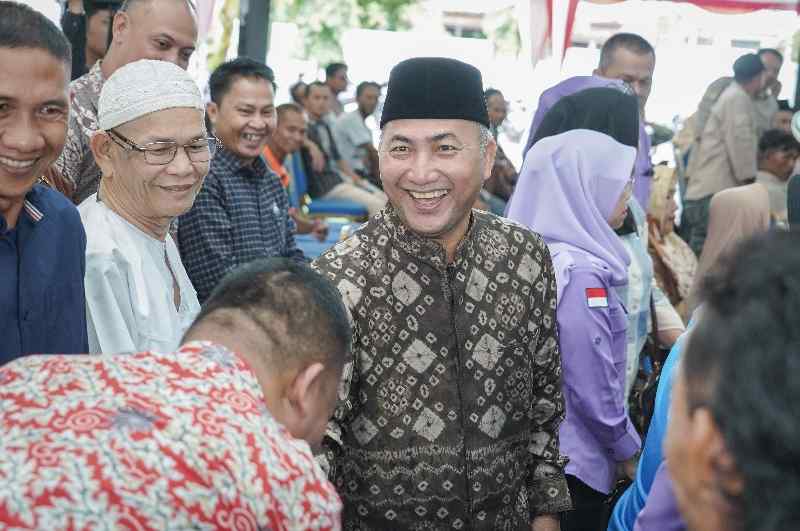 Usai Salat Id, Pj Bupati Apriyadi Buka Rumah Dinas untuk Halal Bihalal dengan Warga Usai Salat Id, Pj Bupati Apriyadi Buka Rumah Dinas untuk Halal Bihalal dengan Warga