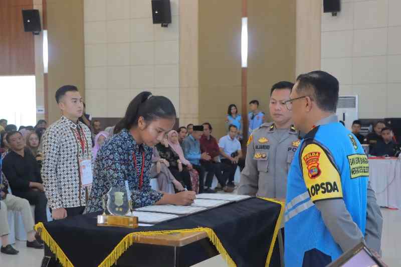 Penandatanganan Pakta Integritas dan Pembacaan Sumpah Penerimaan Polri, Kapolda: Tunjukkan Kemampuan Terbaik Penandatanganan Pakta Integritas dan Pembacaan Sumpah Penerimaan Polri, Kapolda: Tunjukkan Kemampuan Terbaik