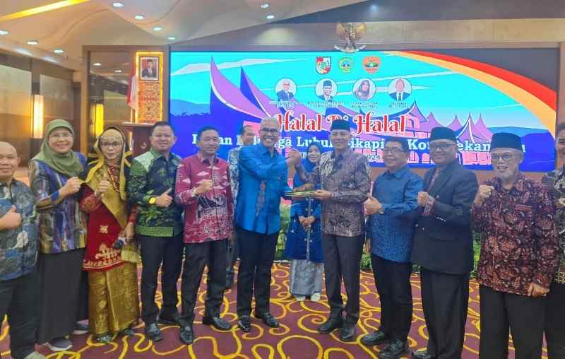 Beri Pesan Penting, Sabar AS Hadiri Acara Halal Bihalal IKLS di Pekan Baru Beri Pesan Penting, Sabar AS Hadiri Acara Halal Bihalal IKLS di Pekan Baru