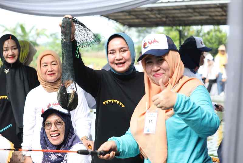 TP PKK Provinsi Lampung Bekerja Sama dengan Pemprov Gelar Lomba Memancing dan Nyeruit Bareng TP PKK Provinsi Lampung Bekerja Sama dengan Pemprov Gelar Lomba Memancing dan Nyeruit Bareng