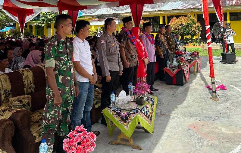 Kepsek Emilia Lepas Siswa Kelas XII SMAN 4 Kaur Sederhana dan Meriah Kepsek Emilia Lepas Siswa Kelas XII SMAN 4 Kaur Sederhana dan Meriah