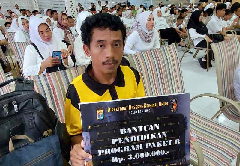 17 Tahun Jadi PHL, Yepin Bisa Sekolah Paket B Berkat Bantuan Ibu Rina Reynold 17 Tahun Jadi PHL, Yepin Bisa Sekolah Paket B Berkat Bantuan Ibu Rina Reynold