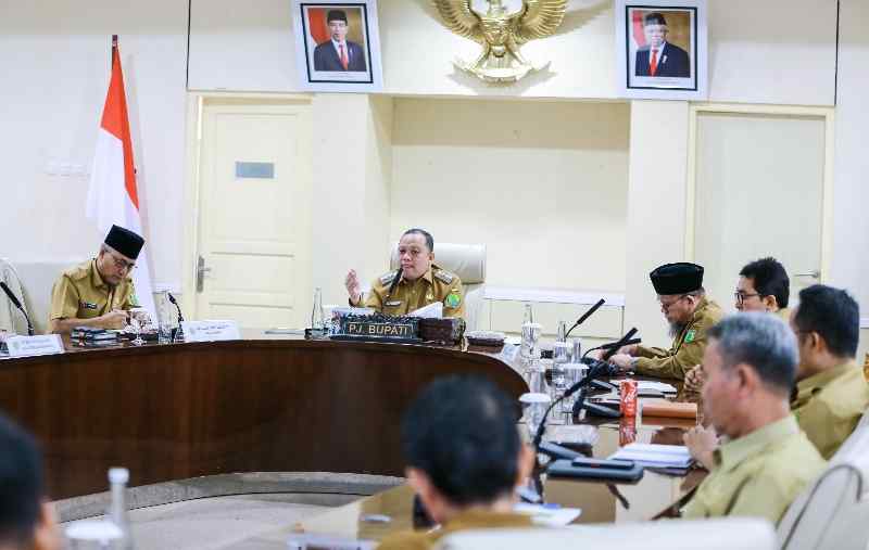 Pj Bupati Sandi Fahlepi Gelar Rapat, Ajak Birokrat Tingkatkan Kolaborasi, Jauhi Kompetisi Pj Bupati Sandi Fahlepi Gelar Rapat, Ajak Birokrat Tingkatkan Kolaborasi, Jauhi Kompetisi