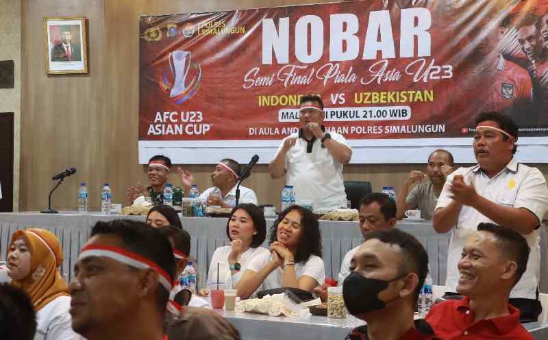 Semangat Kebangsaan, Kapolres Simalungun dan Warga Nobar Semifinal Piala Asia U23 Semangat Kebangsaan, Kapolres Simalungun dan Warga Nobar Semifinal Piala Asia U23