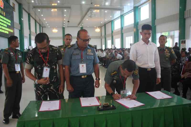 Panselinda Catar TNI TA.2024 Berikan Arahan Kepada Orang Tua dan Tanda Tangani Pakta Integritas Panselinda Catar TNI TA.2024 Berikan Arahan Kepada Orang Tua dan Tanda Tangani Pakta Integritas