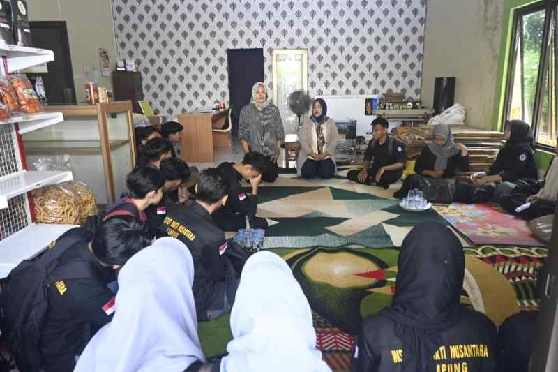 UMKM Roja Snack Pajaresuk Dikunjungi Mahasiswa IBN UMKM Roja Snack Pajaresuk Dikunjungi Mahasiswa IBN