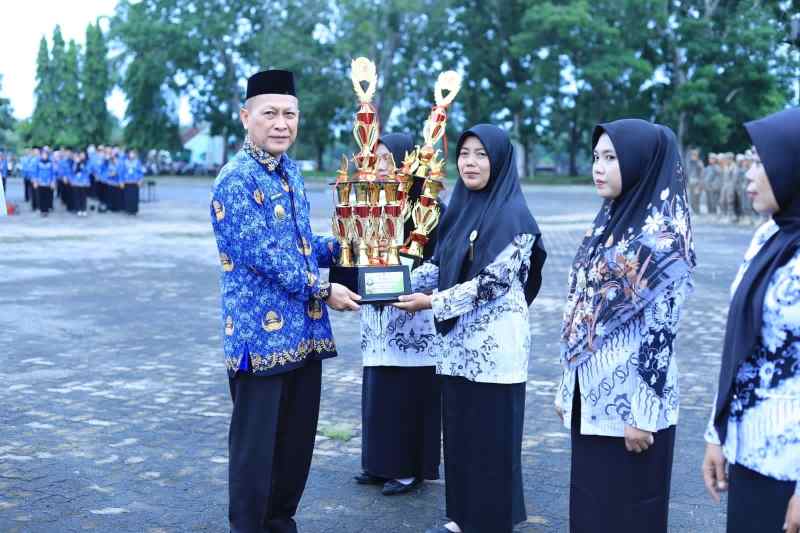 Pj. Bupati Drs Qudrotul Ikhwan Menjadi Pembina Upacara Peringatan Hardiknas 2024 Pj. Bupati Drs Qudrotul Ikhwan Menjadi Pembina Upacara Peringatan Hardiknas 2024