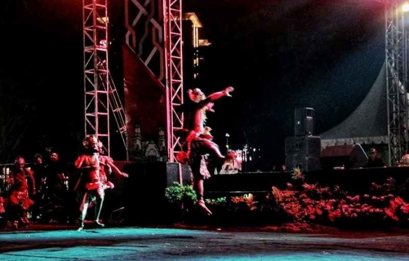 Ratusan Orang Nonton Pagelaran WOTS “Sang Bima”di Simpang Lima Ratusan Orang Nonton Pagelaran WOTS “Sang Bima”di Simpang Lima