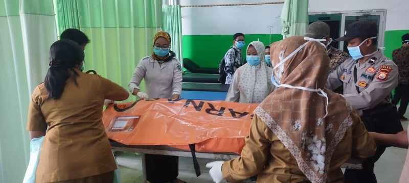 Tim Evakuasi Berhasil Temukan Korban Tenggelam di Pelabuhan Merpas Tim Evakuasi Berhasil Temukan Korban Tenggelam di Pelabuhan Merpas