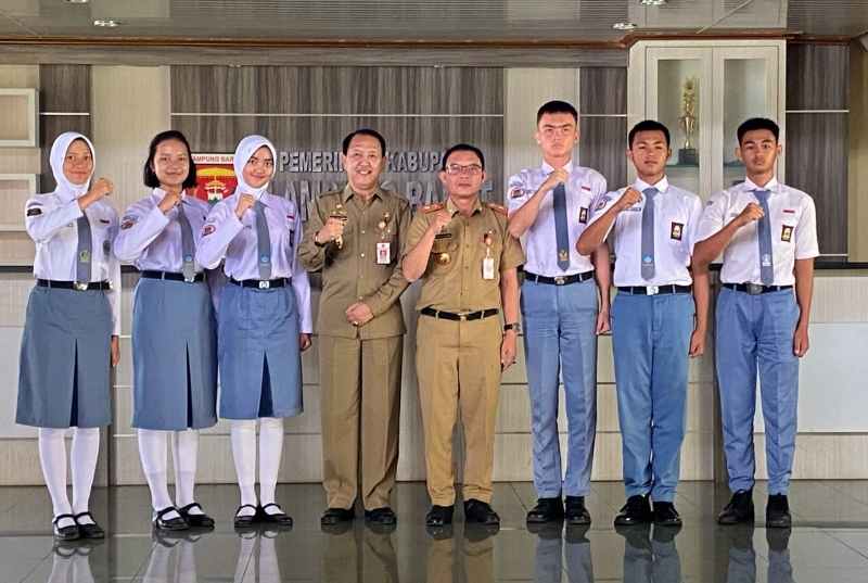 Sekda Drs. Adi Utama Melepas 6 Siswa/siswi Calon Anggota Paskibra Sekda Drs. Adi Utama Melepas 6 Siswa/siswi Calon Anggota Paskibra