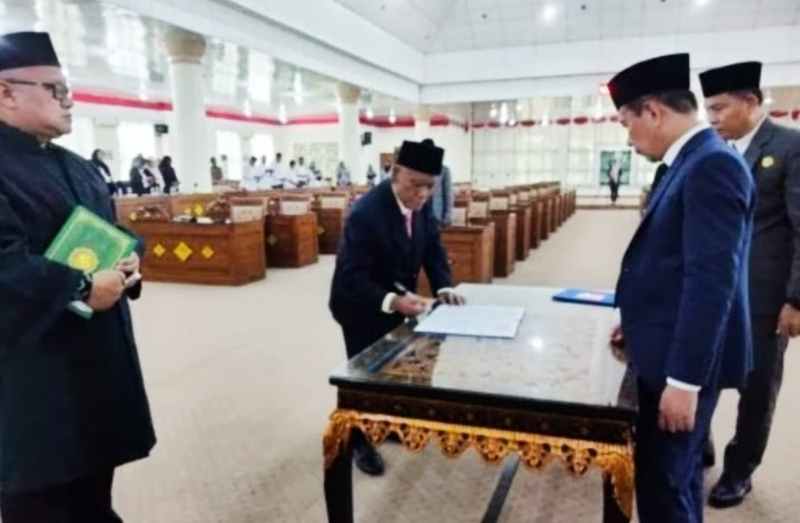 Gantikan Basri, Nazori Lakoni Resmi Dilantik Sebagai PAW Anggota DPRD OI Gantikan Basri, Nazori Lakoni Resmi Dilantik Sebagai PAW Anggota DPRD OI