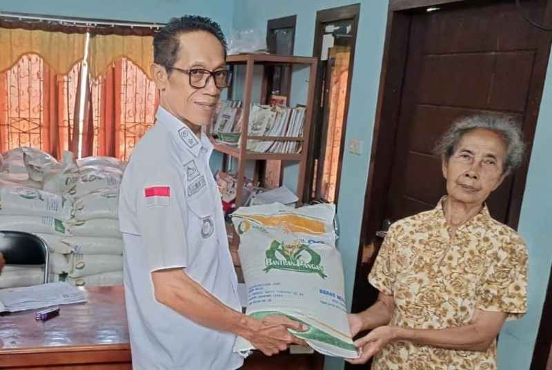 Pekon Ganjaran Salurkan Bantuan Beras dari Pemerintah kepada 131 KPM Pekon Ganjaran Salurkan Bantuan Beras dari Pemerintah kepada 131 KPM