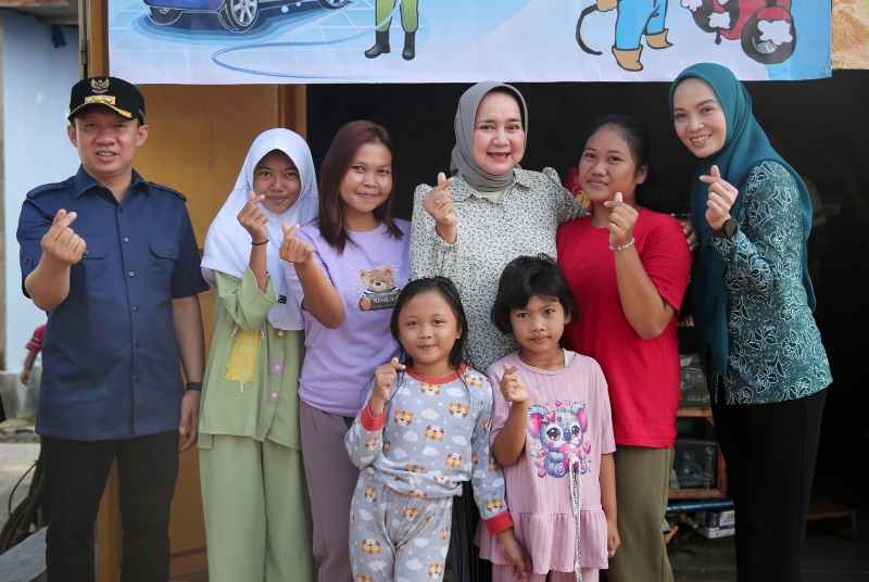 Ibu Riana Sari Berikan Bantuan Sembako dan Alat Steam untuk Warga Gadingrejo Ibu Riana Sari Berikan Bantuan Sembako dan Alat Steam untuk Warga Gadingrejo