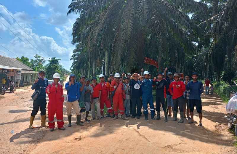 Warga Desa Nusa Serasan Antusias Bersihkan Tanam Tumbuh Dekat Jaringan PLN Warga Desa Nusa Serasan Antusias Bersihkan Tanam Tumbuh Dekat Jaringan PLN