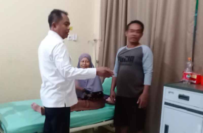 Kepedulian Bupati Sergai Jenguk Warga Keracunan Makanan Hajatan di RS Sultan Sulaiman Kepedulian Bupati Sergai Jenguk Warga Keracunan Makanan Hajatan di RS Sultan Sulaiman