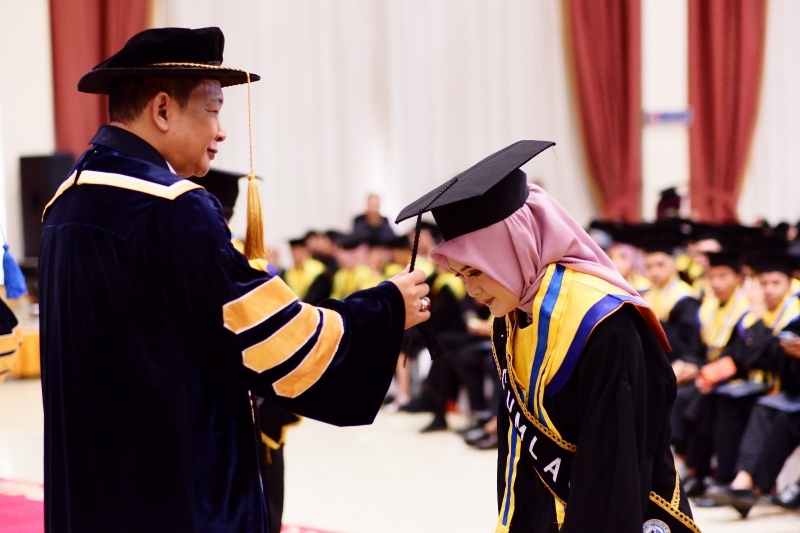 478 Mahasiswa IIB Darmajaya Diwisuda, Rektor: Berkarya dan Jadi Pengusaha 478 Mahasiswa IIB Darmajaya Diwisuda, Rektor: Berkarya dan Jadi Pengusaha