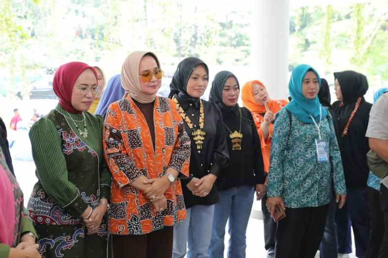 Ibu Riana Sari Tinjau Kontingen Lampung yang Ikuti HKG PKK dan Jambore Kader PKK se-Indonesia Ibu Riana Sari Tinjau Kontingen Lampung yang Ikuti HKG PKK dan Jambore Kader PKK se-Indonesia
