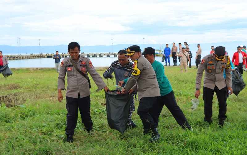 Bersama Unsur Gabungan, Polres Tanggamus Gelar Program Bersih Pantai di Dermaga Batu Balai Bersama Unsur Gabungan, Polres Tanggamus Gelar Program Bersih Pantai di Dermaga Batu Balai