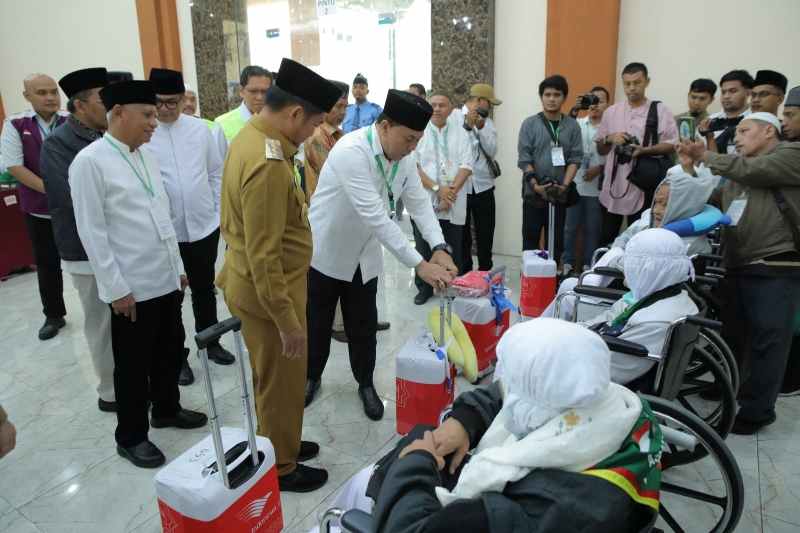 Pj Gubsu Bersama Bupati Asahan Lepas Jama’ah Calon Haji Kloter I Pj Gubsu Bersama Bupati Asahan Lepas Jama’ah Calon Haji Kloter I