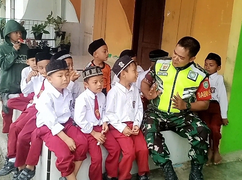 Bangkitkan Semangat Belajar, Babinsa Koptu Sadina Ali Berikan Motivasi kepada Murid SD Bangkitkan Semangat Belajar, Babinsa Koptu Sadina Ali Berikan Motivasi kepada Murid SD