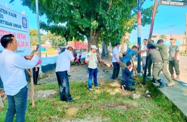 Sejumlah Papan Reklame Diruas Jalan Kota Bintuhan Ditertibkan Sejumlah Papan Reklame Diruas Jalan Kota Bintuhan Ditertibkan