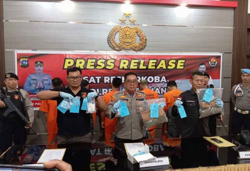 Gelar Operasi, Polres Pasaman Berhasil Ringkus 5 Tersangka Narkoba Gelar Operasi, Polres Pasaman Berhasil Ringkus 5 Tersangka Narkoba