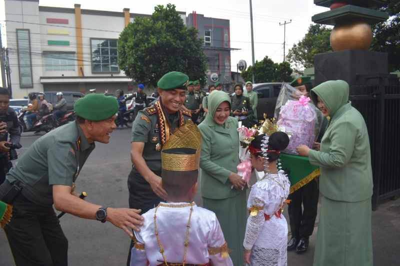 Danrem 043/Gatam Sambut Kunjungan Kerja Pangdam II/Swj Danrem 043/Gatam Sambut Kunjungan Kerja Pangdam II/Swj