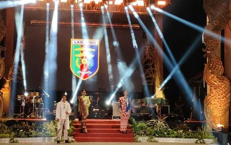 Pakaian Maduwaro yang Dipadu Sulam Jelujur dan Tapis Karya Desainer Didiet Maulana Pukau Pengunjung Pakaian Maduwaro yang Dipadu Sulam Jelujur dan Tapis Karya Desainer Didiet Maulana Pukau Pengunjung