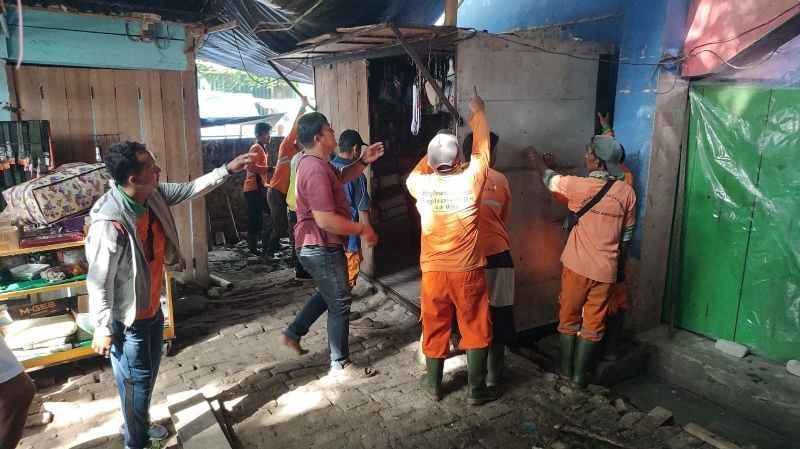 DLH Gotong Royong Bersihkan Pasar Perjuangan Sekayu DLH Gotong Royong Bersihkan Pasar Perjuangan Sekayu