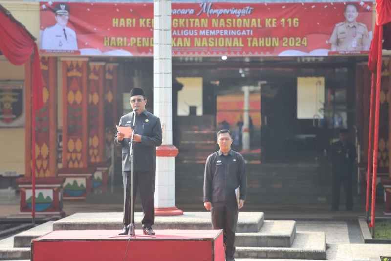 Pj. Bupati Drs. Nukman Sebagai Inspektur Upacara pada Peringatan Harkitnas Ke-116 Pj. Bupati Drs. Nukman Sebagai Inspektur Upacara pada Peringatan Harkitnas Ke-116