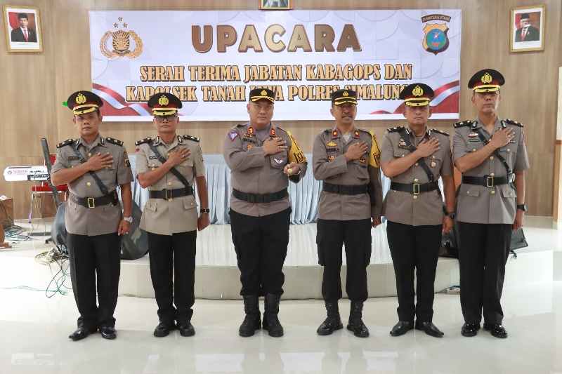 Pisah Sambut Kabag Ops dan Kapolsek Tanah Jawa Ditandai Makan Siang Bersama Pisah Sambut Kabag Ops dan Kapolsek Tanah Jawa Ditandai Makan Siang Bersama