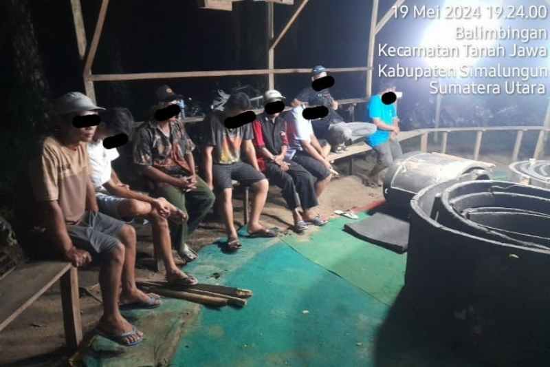 Sat Reskrim Polres Simalungun Gerebek Lokasi Judi Sabung Ayam Sat Reskrim Polres Simalungun Gerebek Lokasi Judi Sabung Ayam