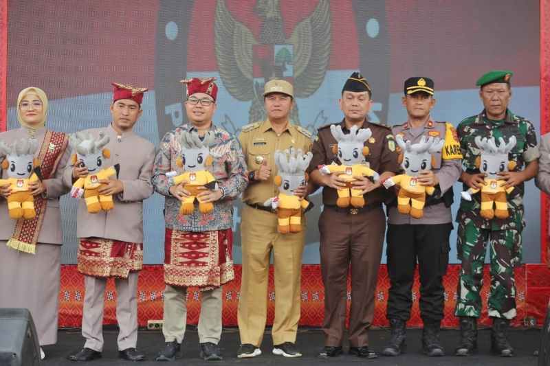 Pj. Bupati Drs. Nukman Meluncurkan Maskot dan Jingle Pilkada Bupati dan Wabup Lambar 2024 Pj. Bupati Drs. Nukman Meluncurkan Maskot dan Jingle Pilkada Bupati dan Wabup Lambar 2024